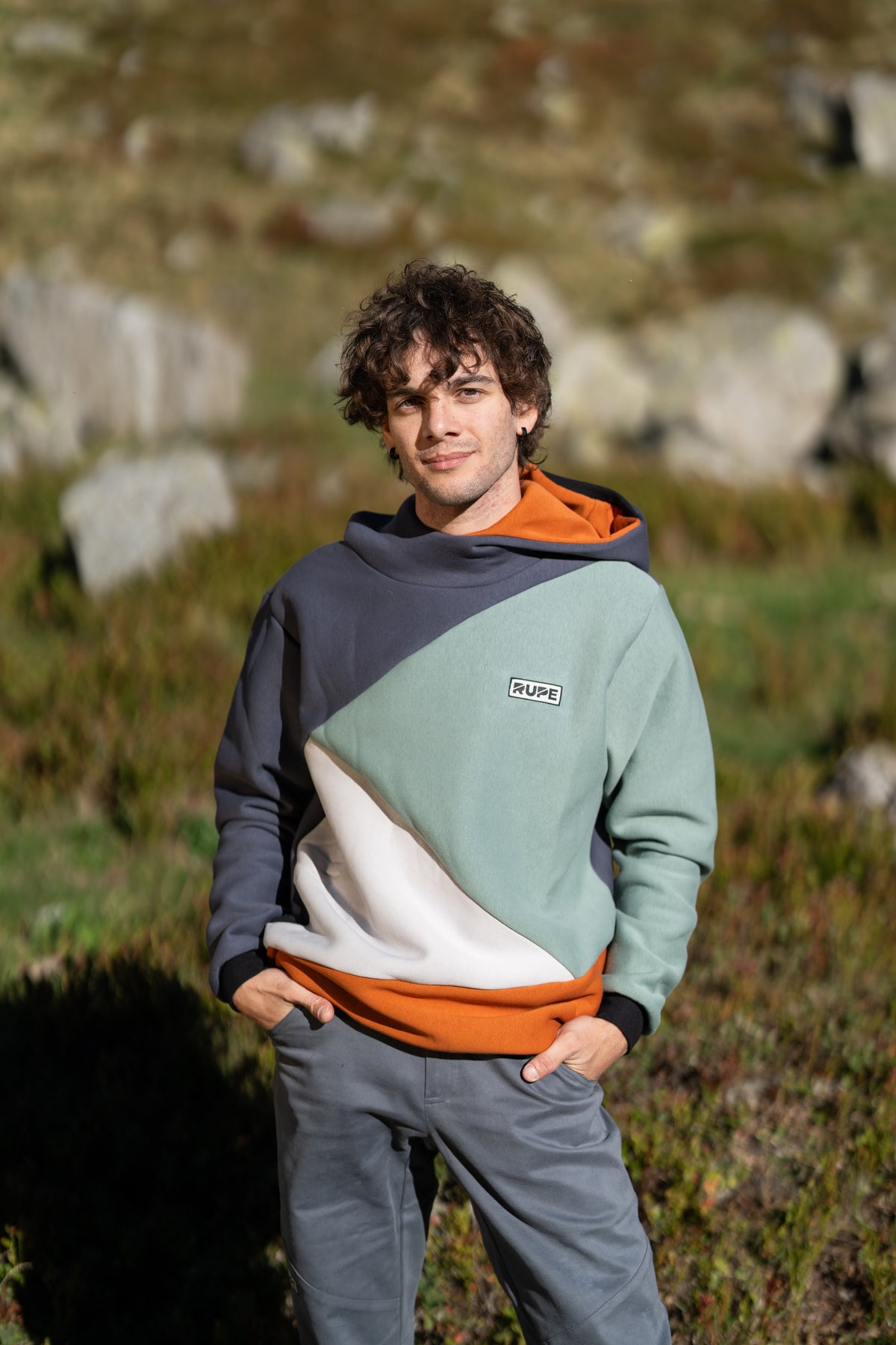 FW26-104 BLOCK Bretema + pantalone grigio (uomo frontale, luce serale)