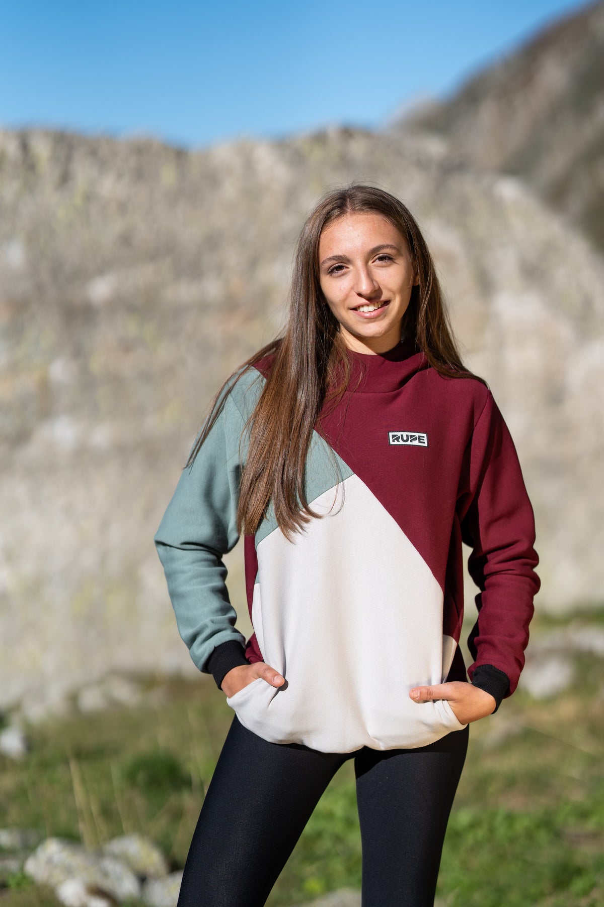 FW26-103 DIHEDRAL Plum + Leggings DYNO Black (donna frontale sorridente)
