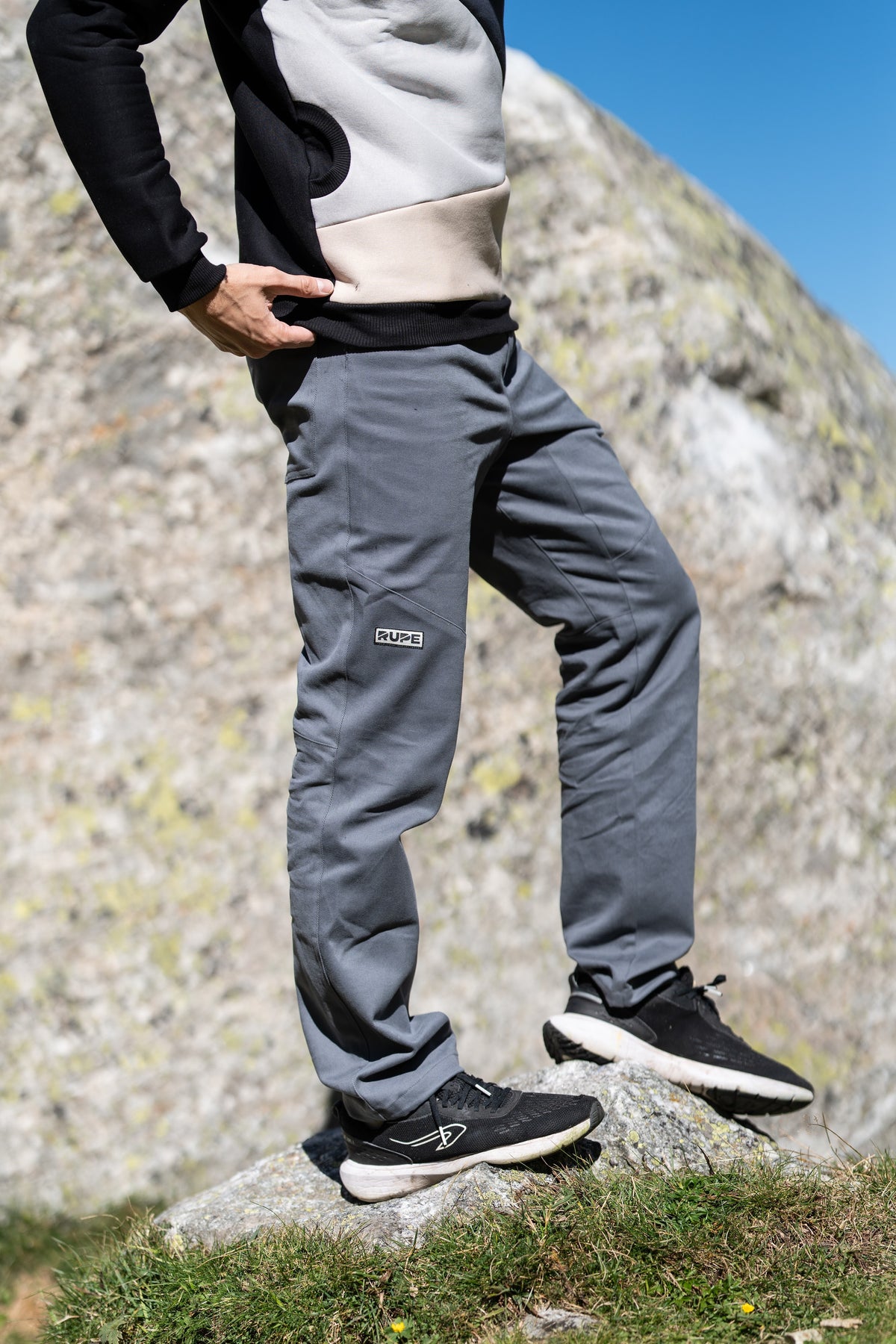 FW26-009 Pirenei Grey (dettaglio pantalone laterale)