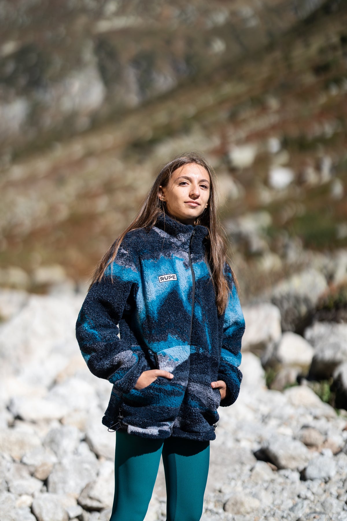 FW26-027 BEAR Arctic Sunrise + Leggings vita alta Ottanio (donna frontale mani in tasca)