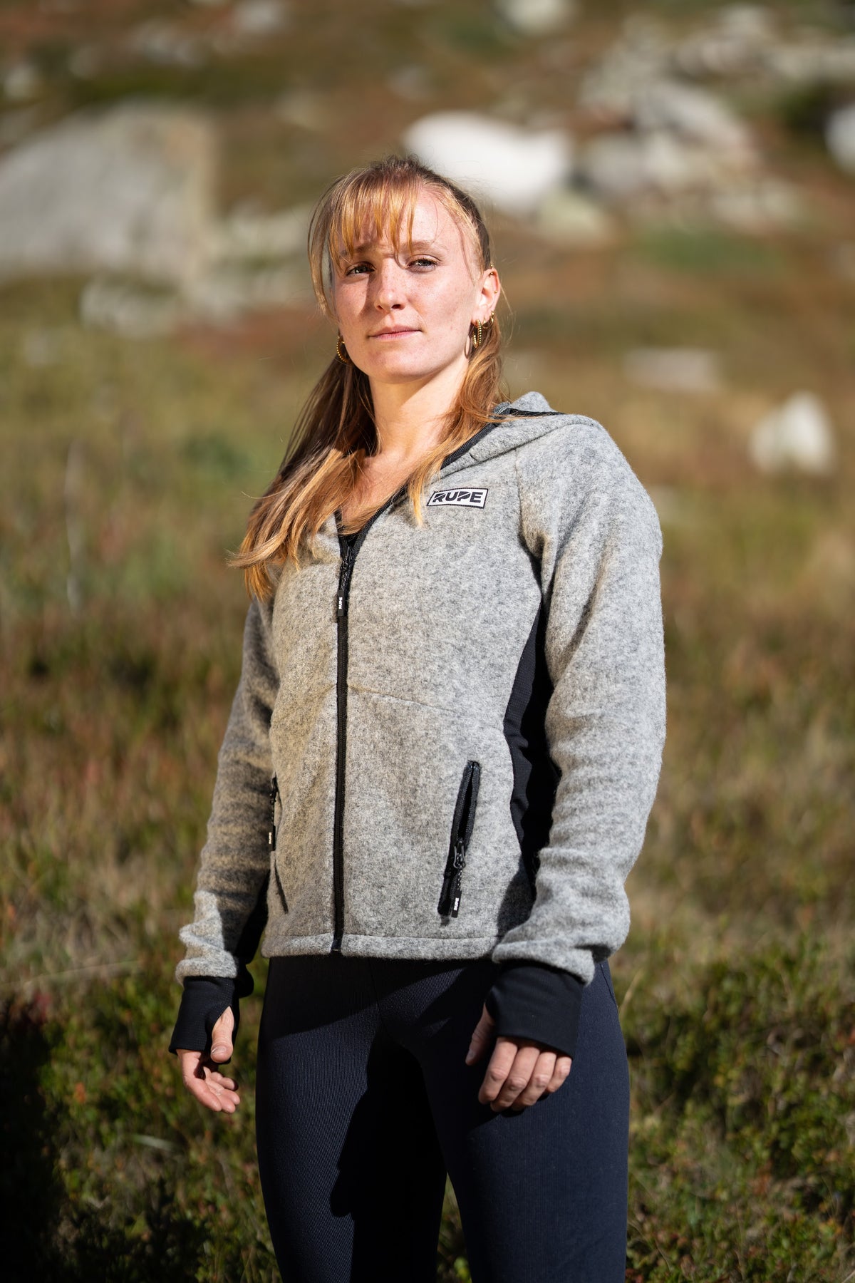 FW26-120 Peak Light Grey + Core Navy + Grip Navy (donna frontale, giacca aperta)