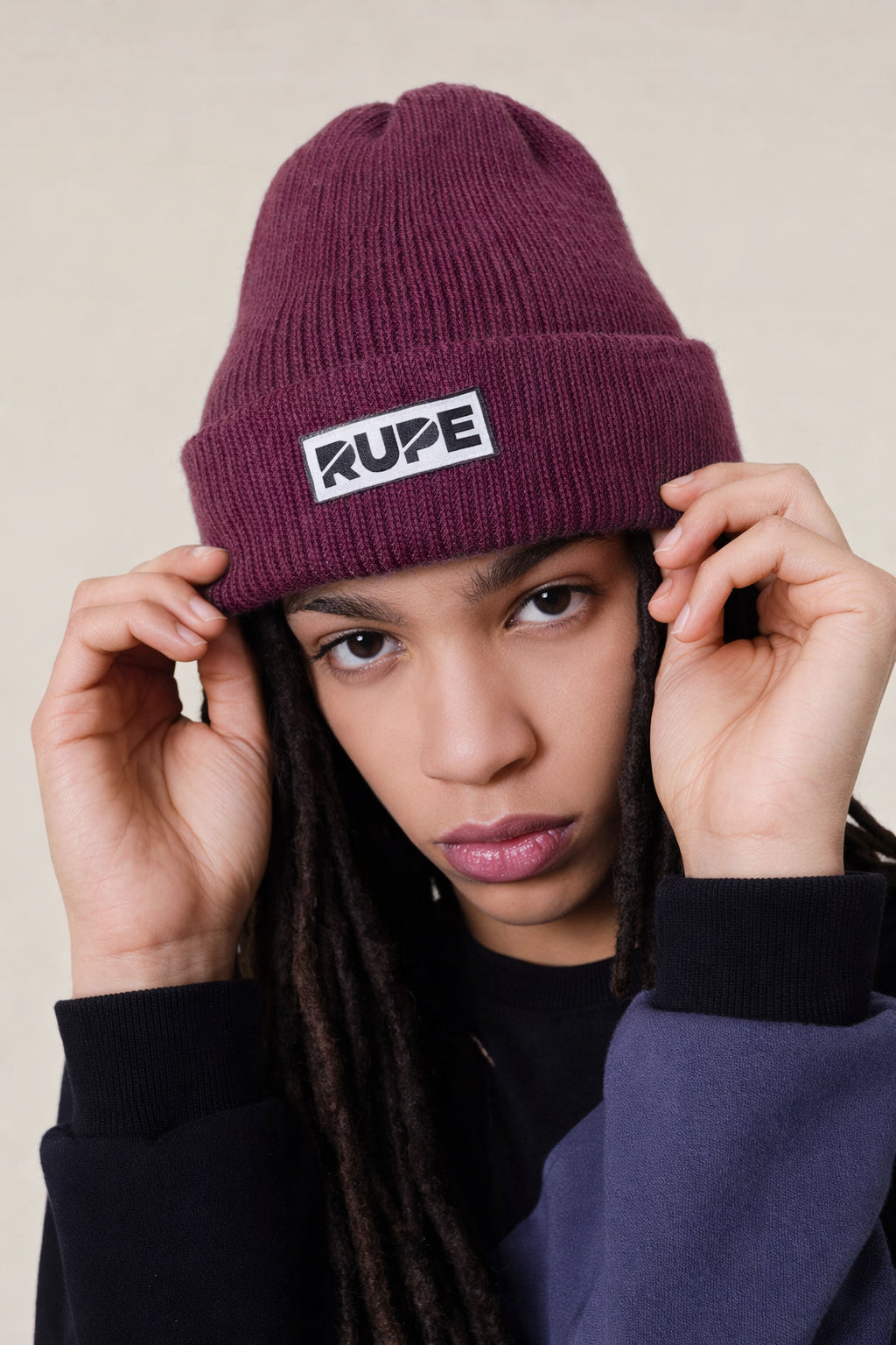 immagine di un cappellino beanies di lana color vinaccia bordeaux made in italy