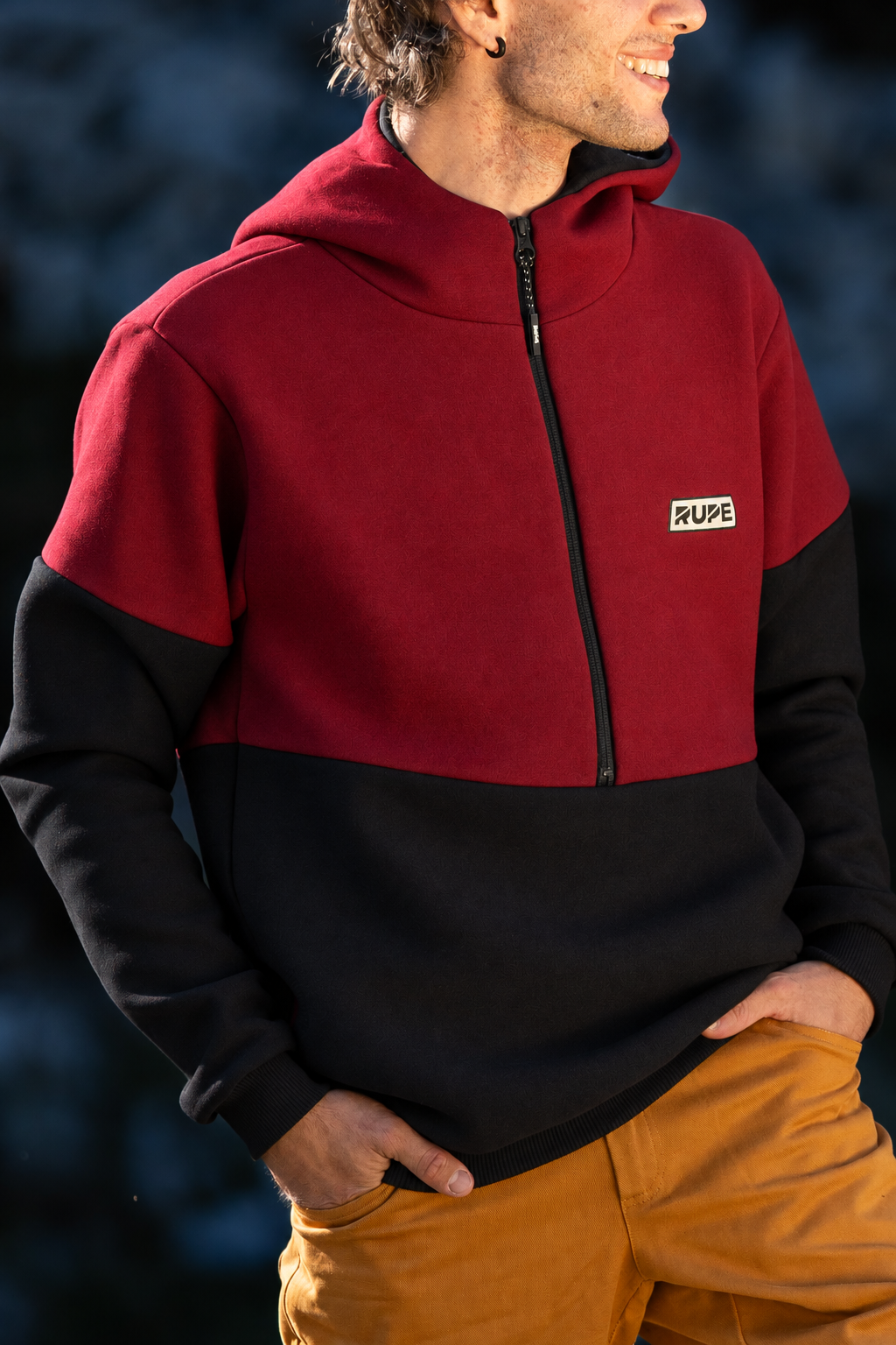 FW26 Pitch Cricket - felpa mezza zip con cappuccio indossata, seconda vista - Rupe Clothing