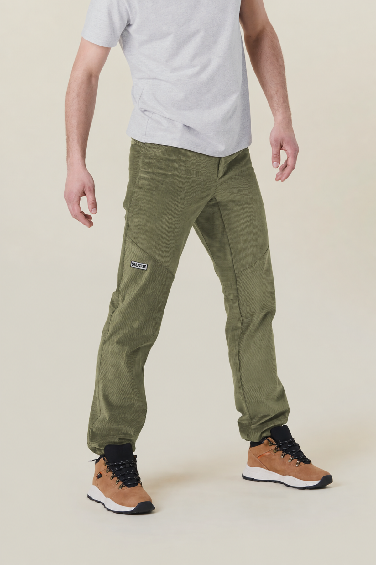 Himalaya Olive indossato - uomo di profilo in camminata - Rupe Clothing