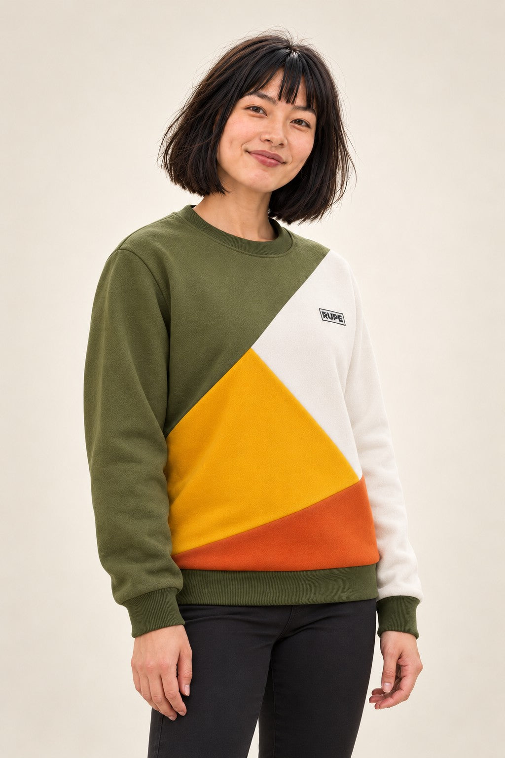 Felpa girocollo CAVE Earthy a 4 colori indossata da donna - tre quarti - Rupe Clothing
