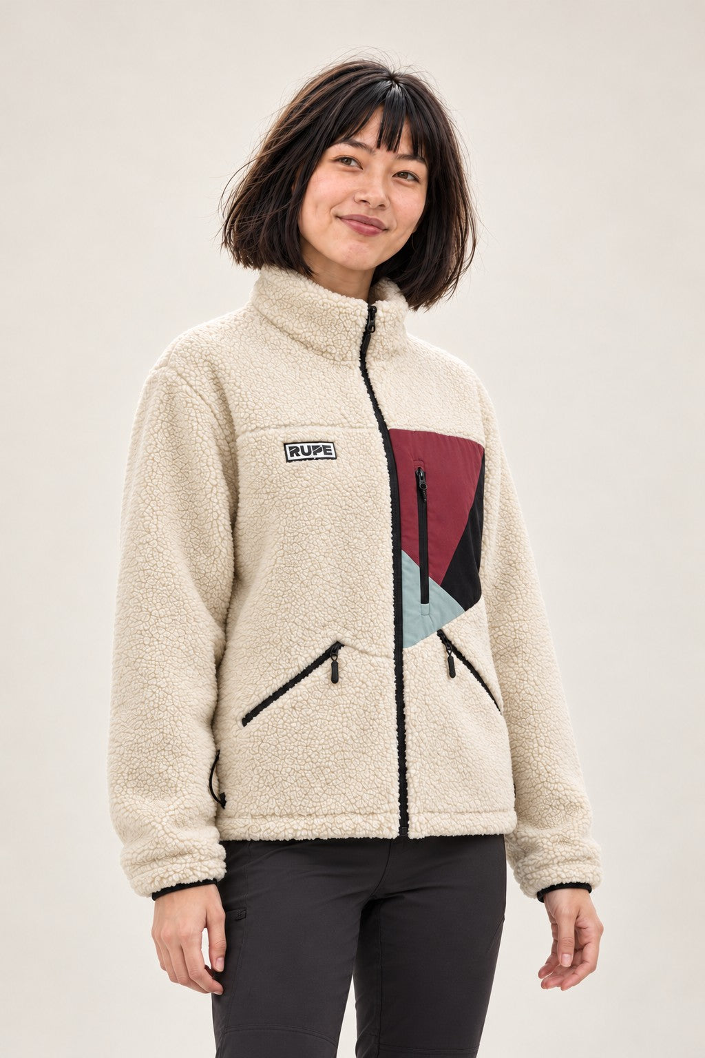 Giacca in pile sherpa Brina donna indossata - tre quarti con tasche - Rupe Clothing
