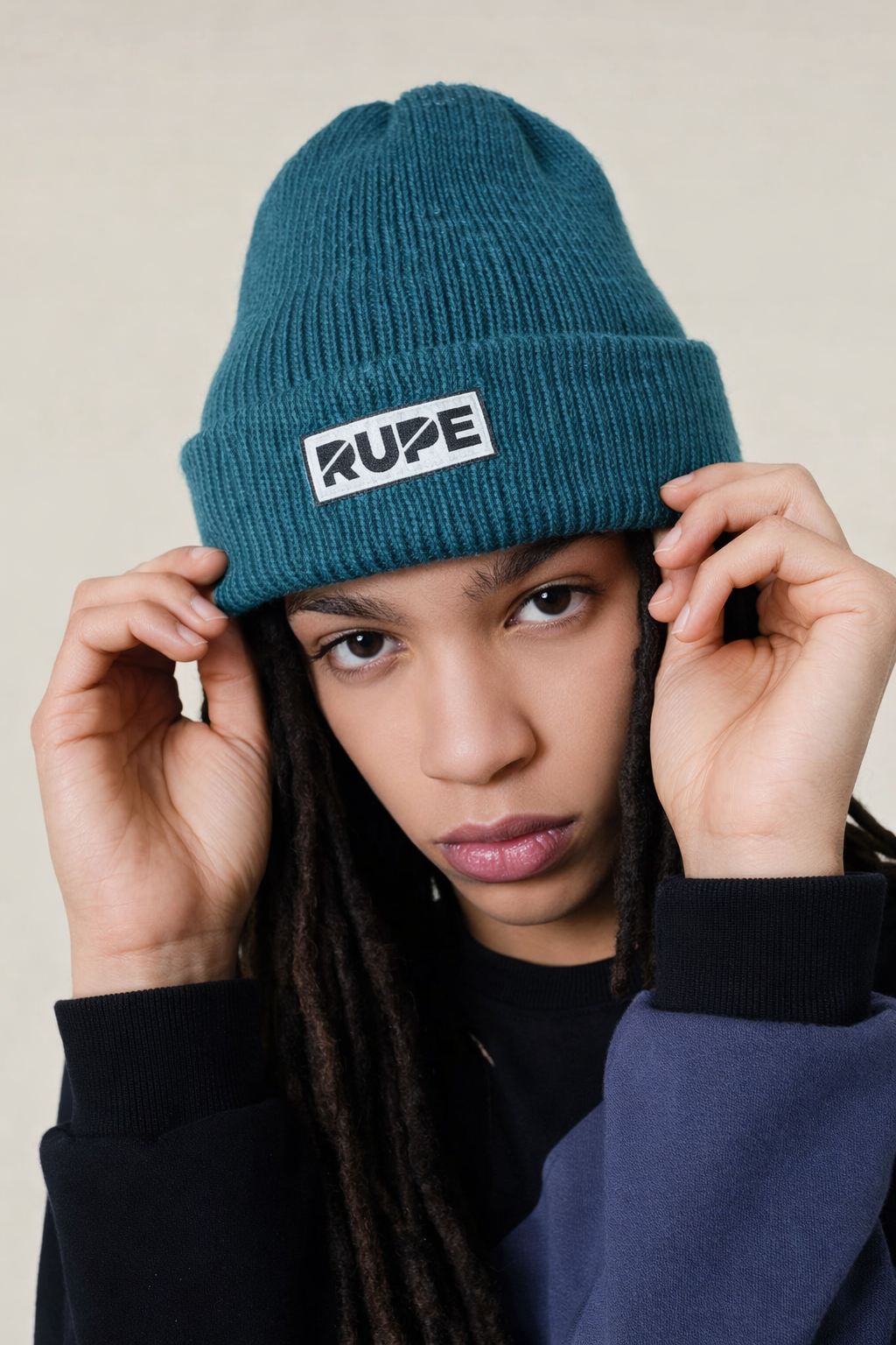 immagine_di_un_cappellino_beanies_di_lana_color_ottanio_blu_made_in_italy