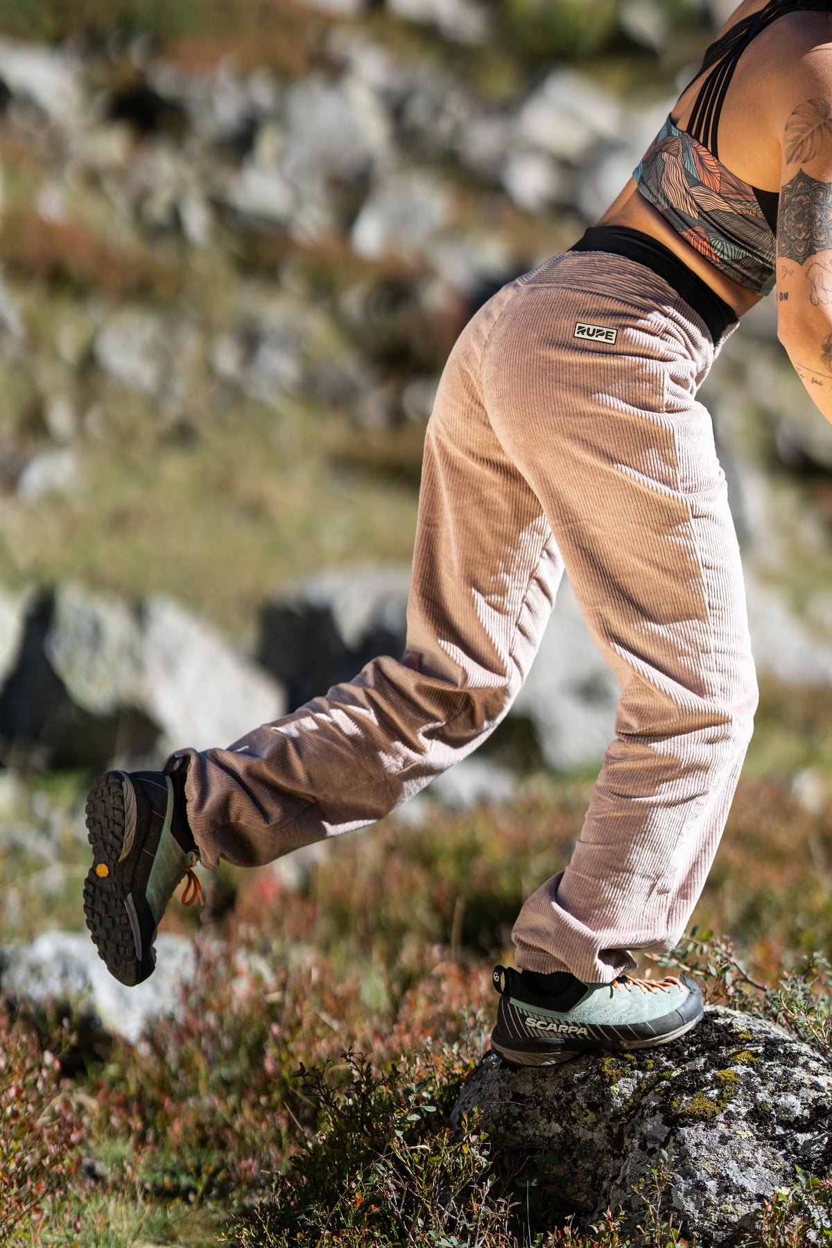 FW26-035 RILA Taupe (dettaglio gamba in movimento)