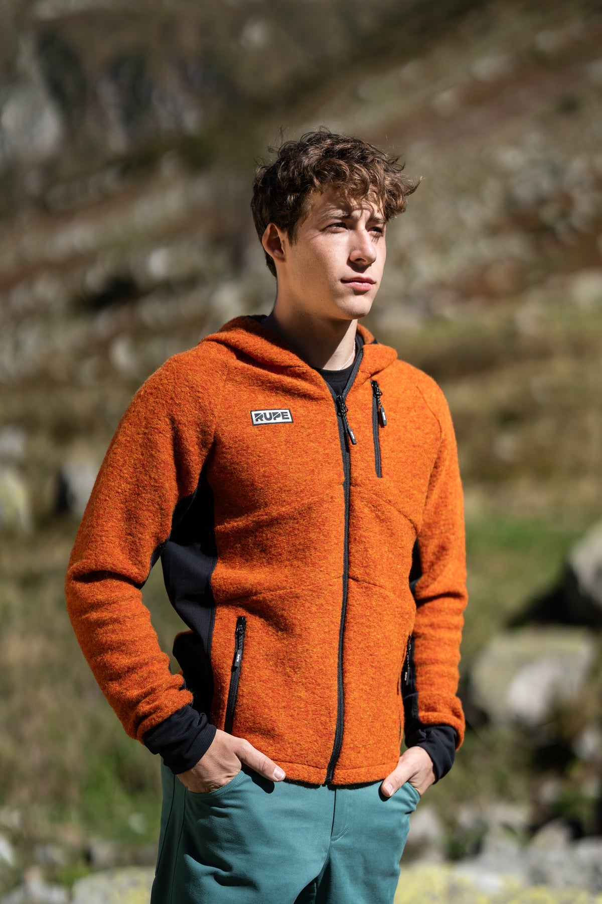 FW26-000 Summit Copper + Pirenei Forest (uomo frontale, giacca lana cotta aperta)