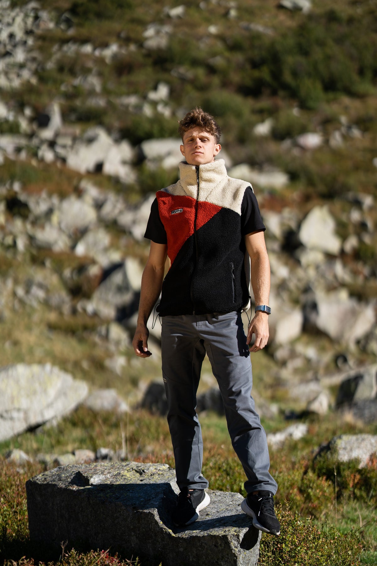 FW26-087 Speed Diablo + T-Shirt Black + Pirenei Grey (uomo in piedi sul masso, figura intera)