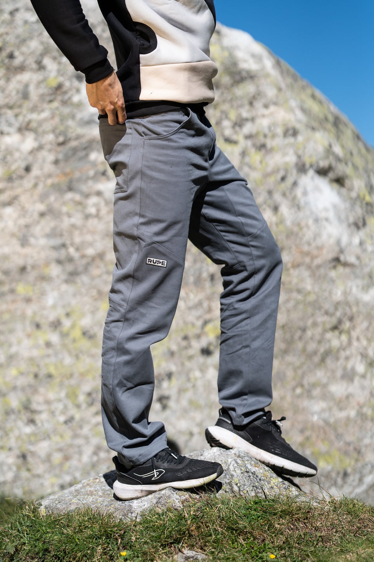 FW26-008 Pirenei Grey (dettaglio pantalone laterale)