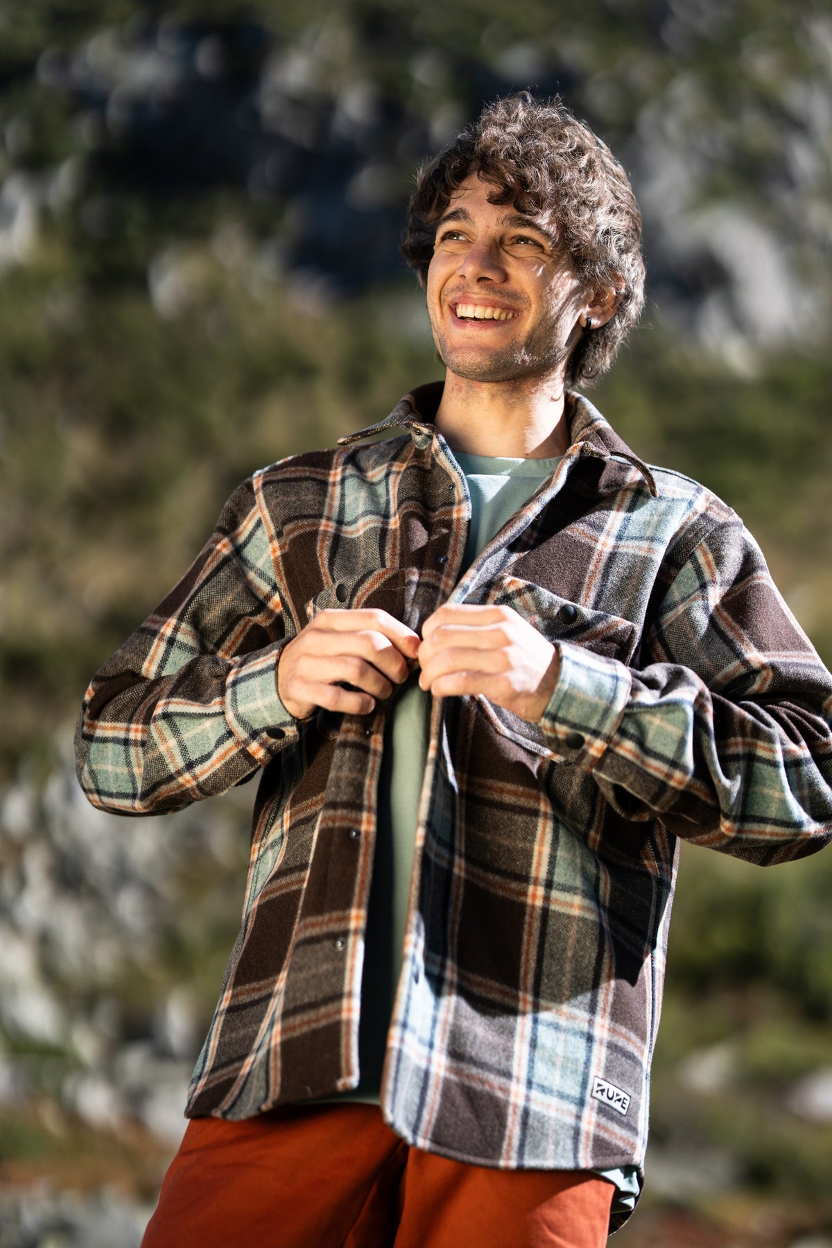 FW26-018 Camicione Flanella Blue + Pirenei Rust (uomo sorridente che si abbottona)