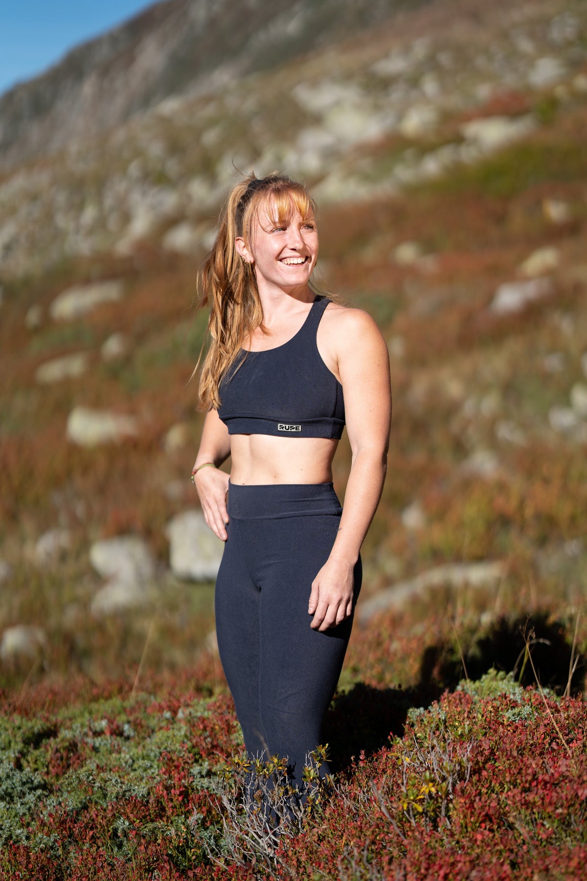 FW26-123 Core Navy + Grip Navy (donna sorridente frontale)
