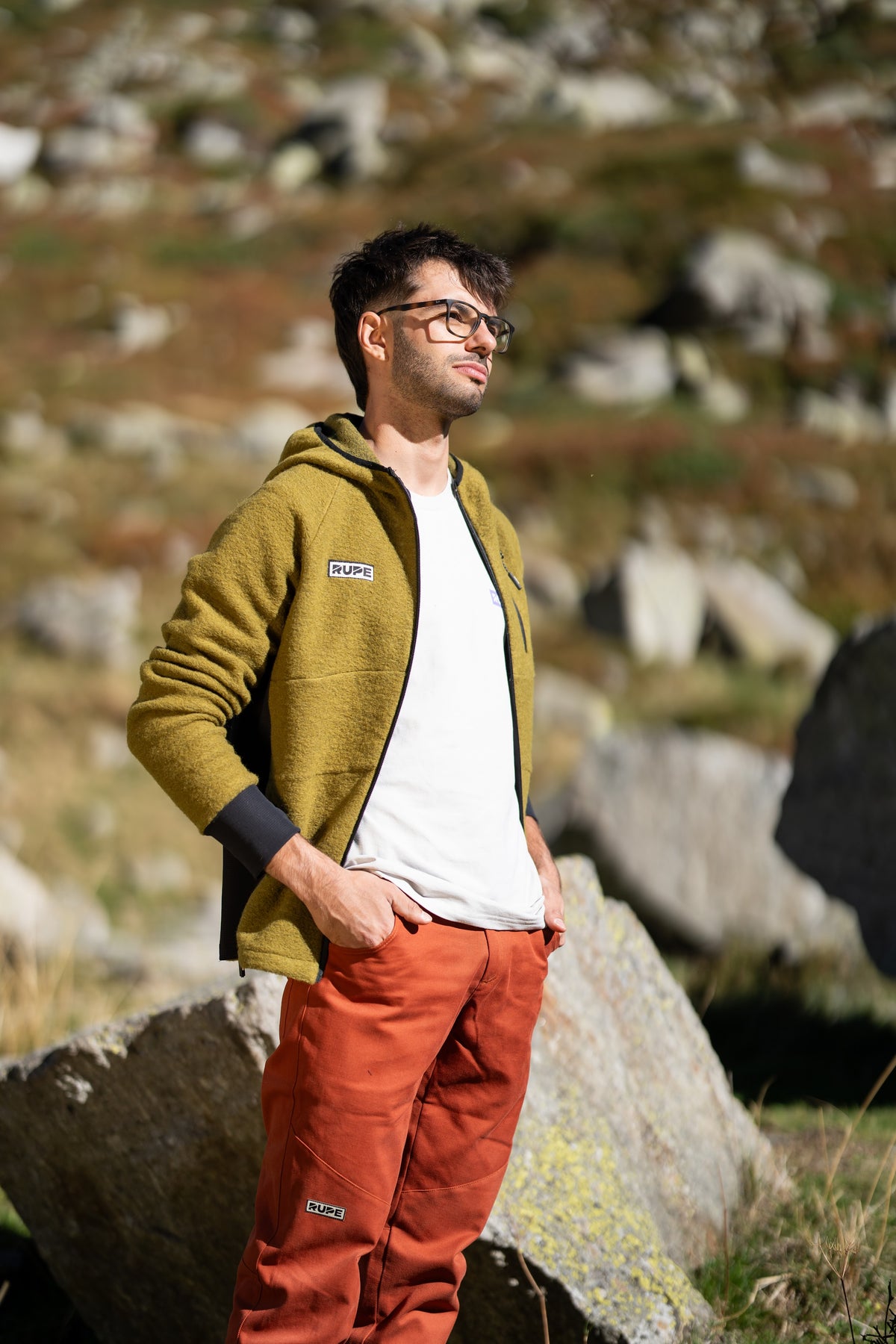 FW26-078 Summit Olive aperta + T-Shirt Light Grey Lilla + Pirenei Rust (uomo in piedi, profilo)