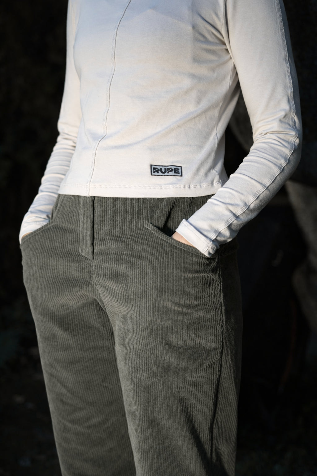 Pantalone Velluto Donna RILA - Verde Chiaro - Vista ravvicinata - Rupe Clothing