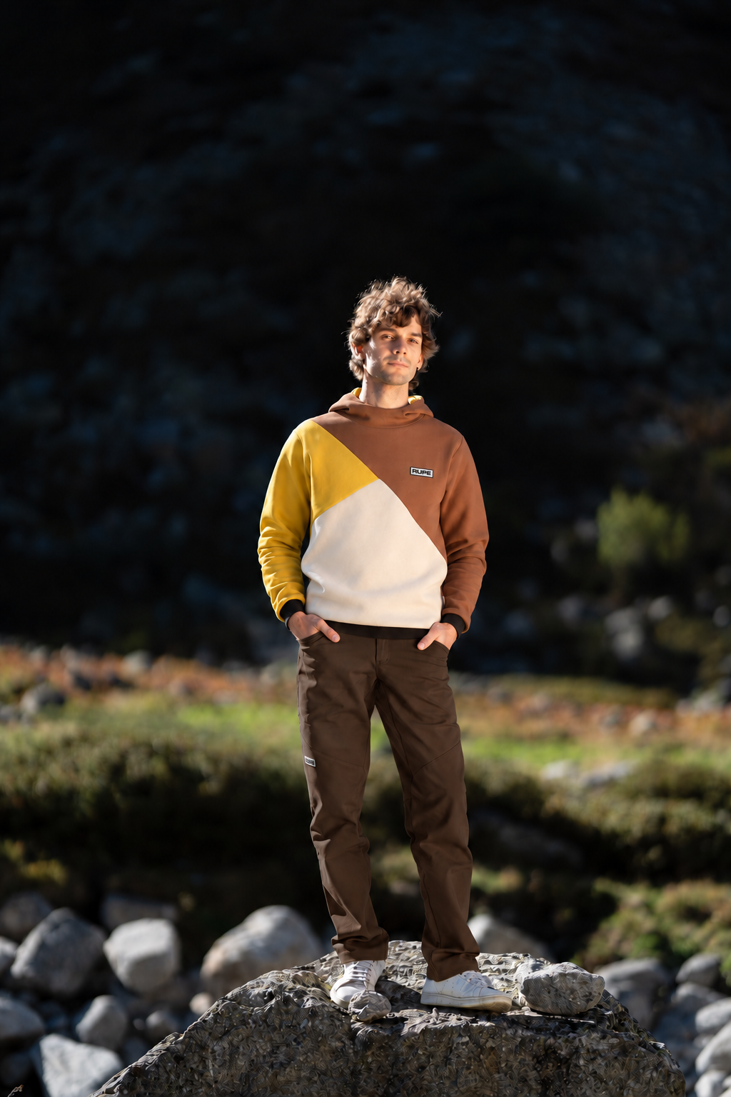 FW26 DIHEDRAL Elm - felpa 3 colori indossata - Rupe Clothing