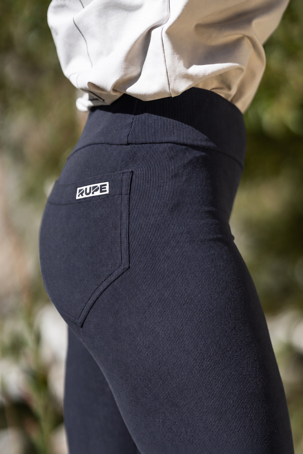 Grip Navy - dettaglio tasca posteriore e logo - Rupe Clothing