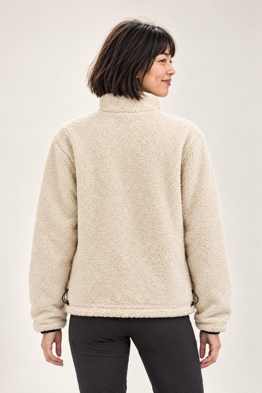 Giacca in pile sherpa Brina donna indossata - retro - Rupe Clothing