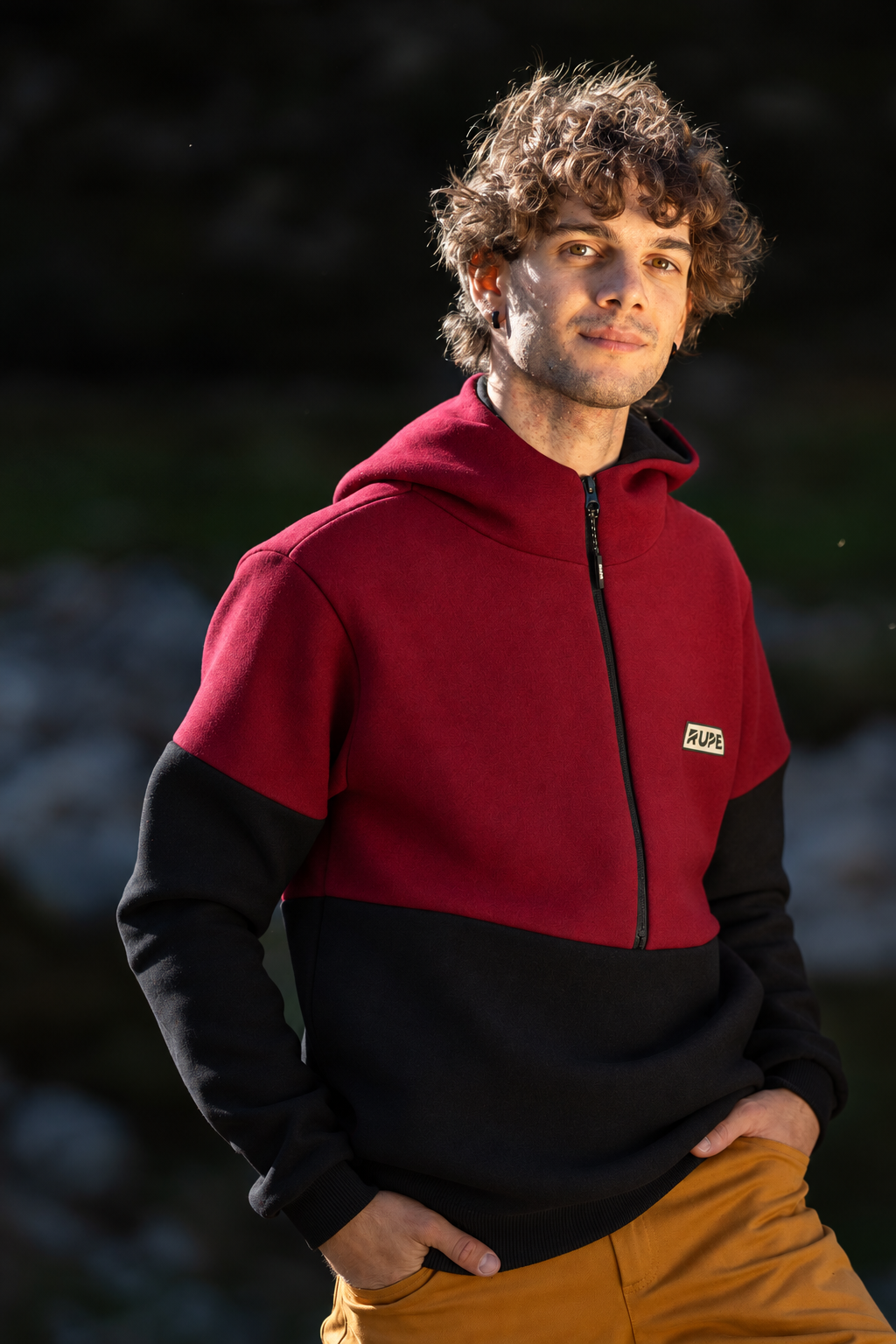 FW26 Pitch Cricket - felpa mezza zip con cappuccio indossata - Rupe Clothing